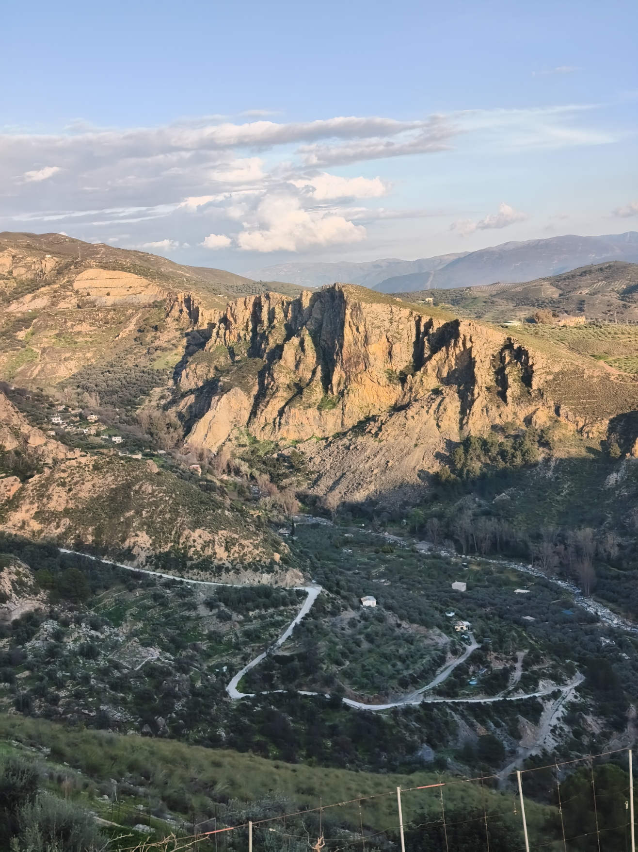 El Tajo Colorao: El Guardián de Hierro que Esconde los Secretos de Lanjarón