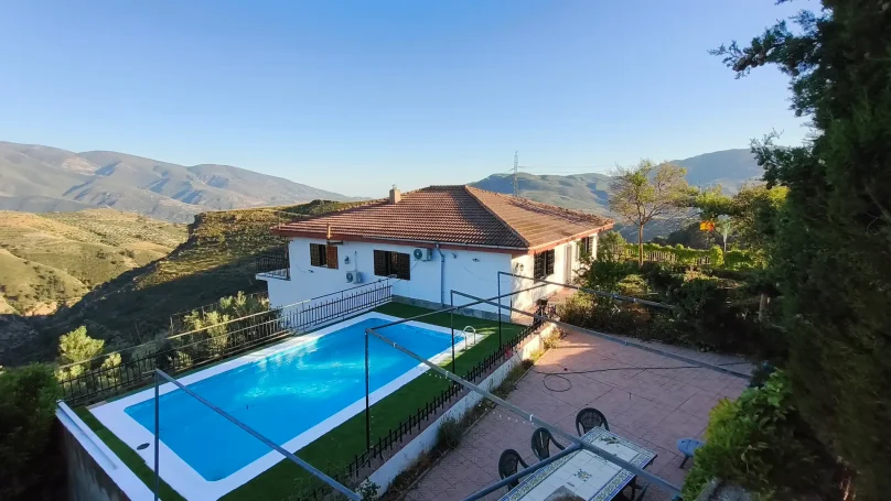 Piscina y Jardines Piscina privada con vistas a las montañas en casa rural en Lanjarón, Alpujarra