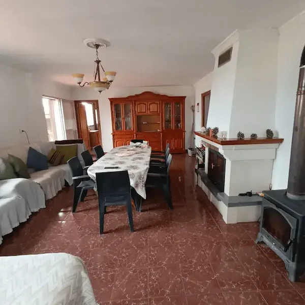 Salón amplio con chimenea 