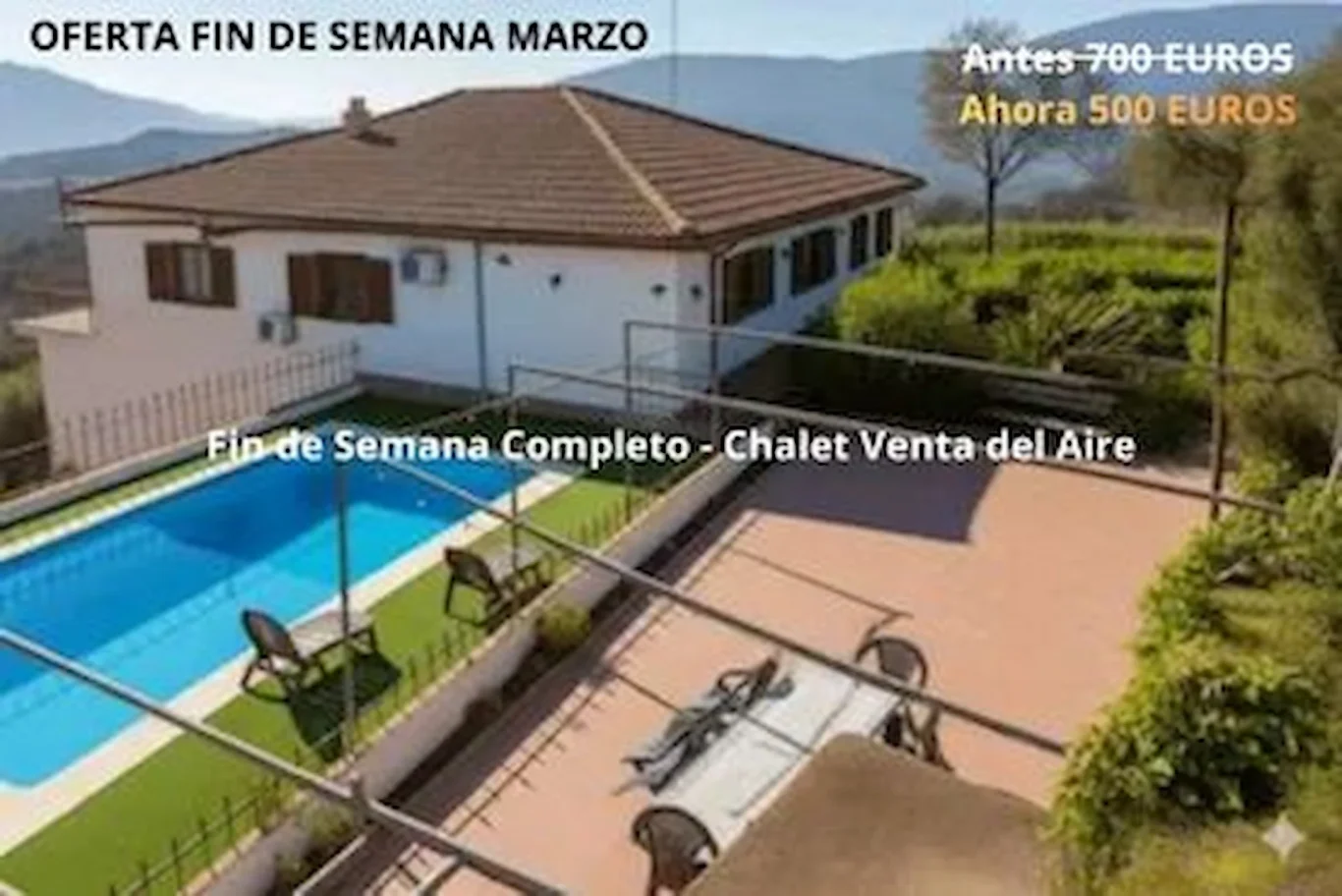 Casa con piscina al aire libre y terraza, rodeada de áreas verdes y montañas al fondo.