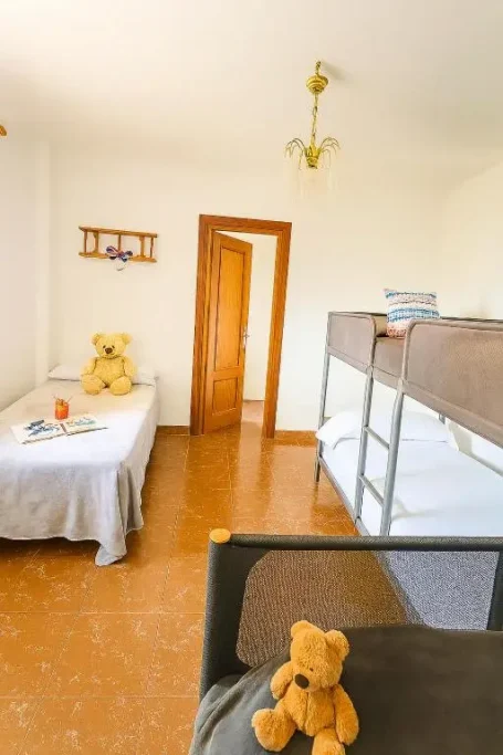 Habitación con dos camas decoradas con toallas y pétalos en forma de corazón.