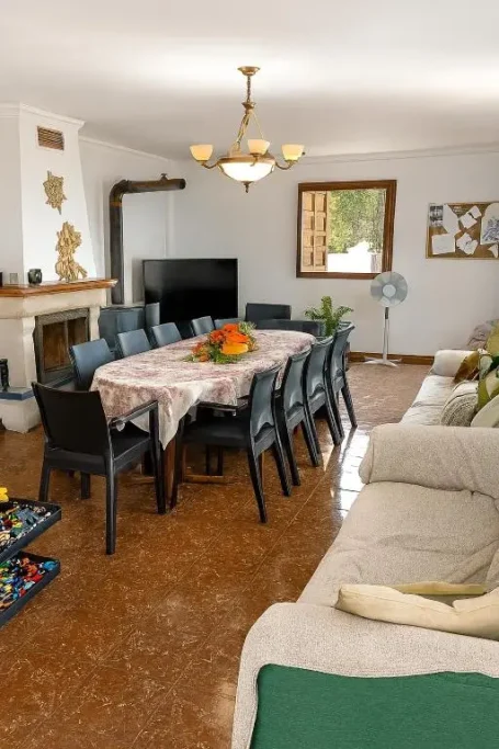 Salón acogedor con decoración rústica en el alojamiento rural Chalet Venta del Aire.