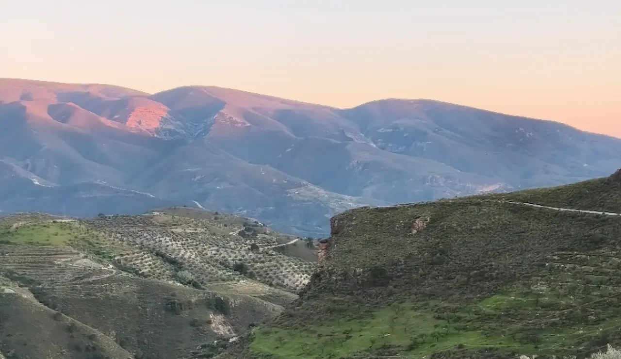 Silueta del Señor de las Cumbres en Lanjarón durante el atardecer