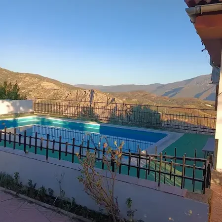 Piscina vallada con vistas a la montaña en Lanjarón.