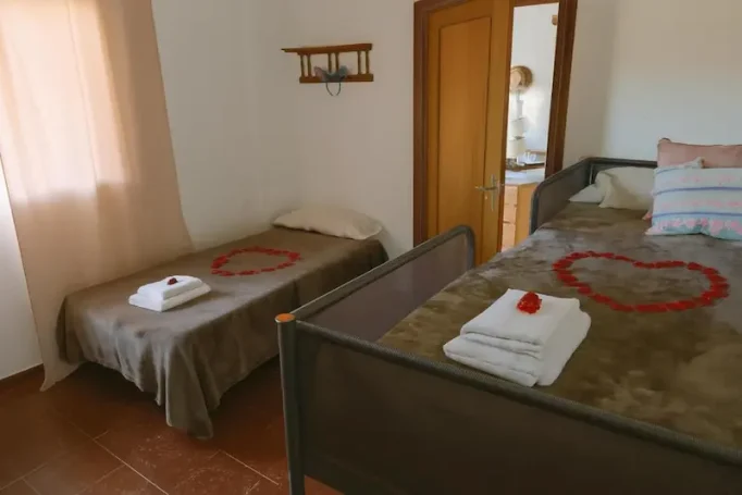 Habitación con cunas organizadas y decoradas, en un entorno sencillo.
